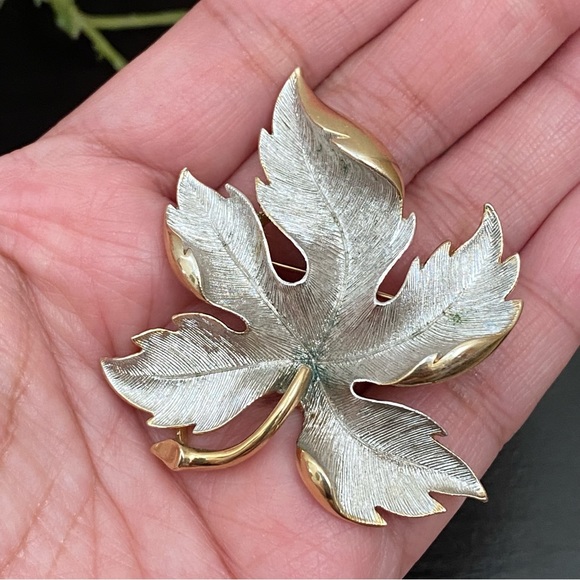 Vintage Unsigned 2-tone Brushed Silver & Gold-tone Maple Leaf Brooch - Picture 6 of 8